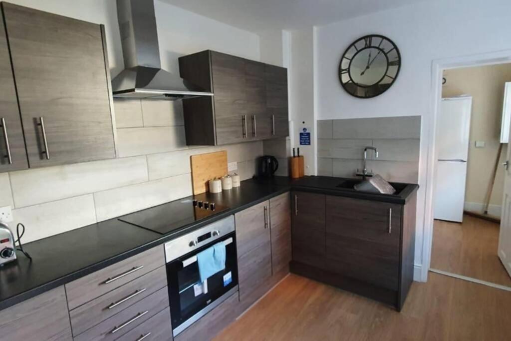 Cannock House ~ 4 Bedrooms All With Ensuite. Rugeley Exterior photo